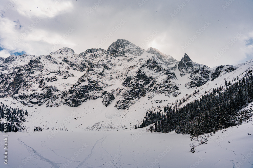 Góry, Tatry Wysokie w rejonie Morskiego Oka zimą w Polsce