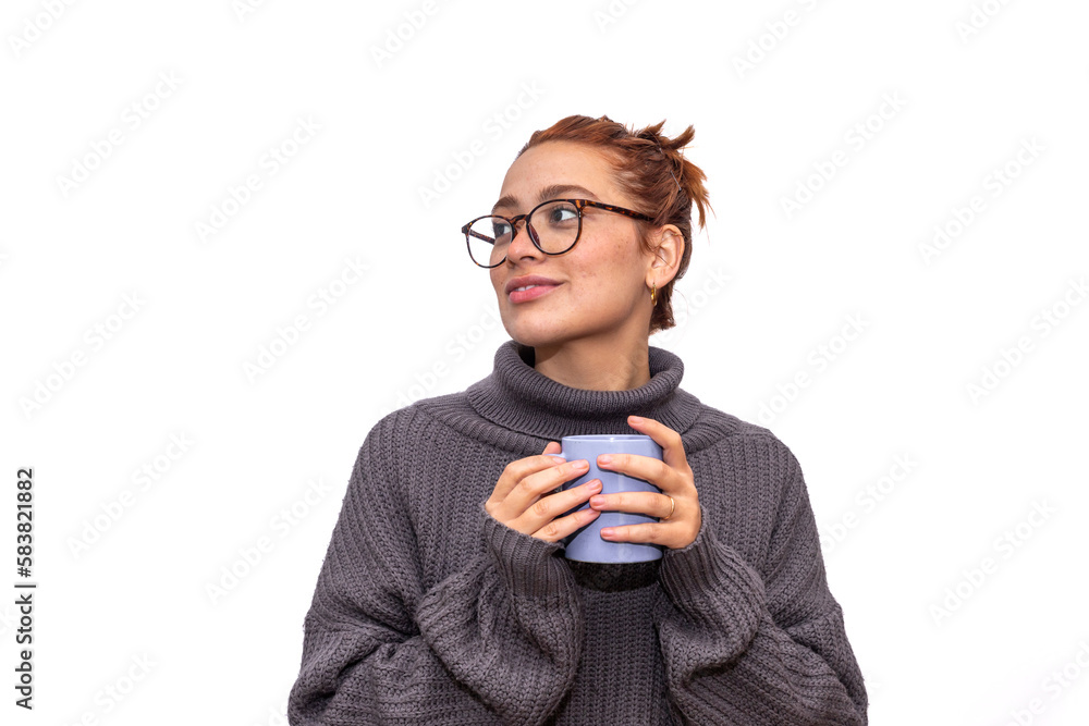 Mujer joven, con una taza de café, y abrigo, en un fondo blanco. Mujer joven, con una taza de café, y abrigo, en un fondo blanco.