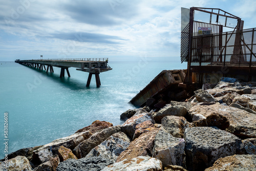 PANTALAN EN EL PUERTO DE SAGUNTO. PROVINCIA DE VALENCIA. COMUNIDAD VALENCIANA. ESPAÑA. EUROPA