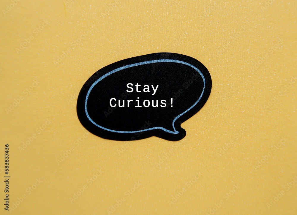 Φωτογραφία Speech sticker on beige background with text STAY CURIOUS - refers to desire to