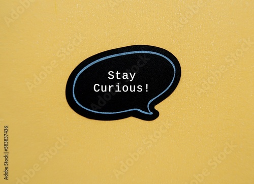 Принти на полотні Speech sticker on beige background with text STAY CURIOUS - refers to desire to