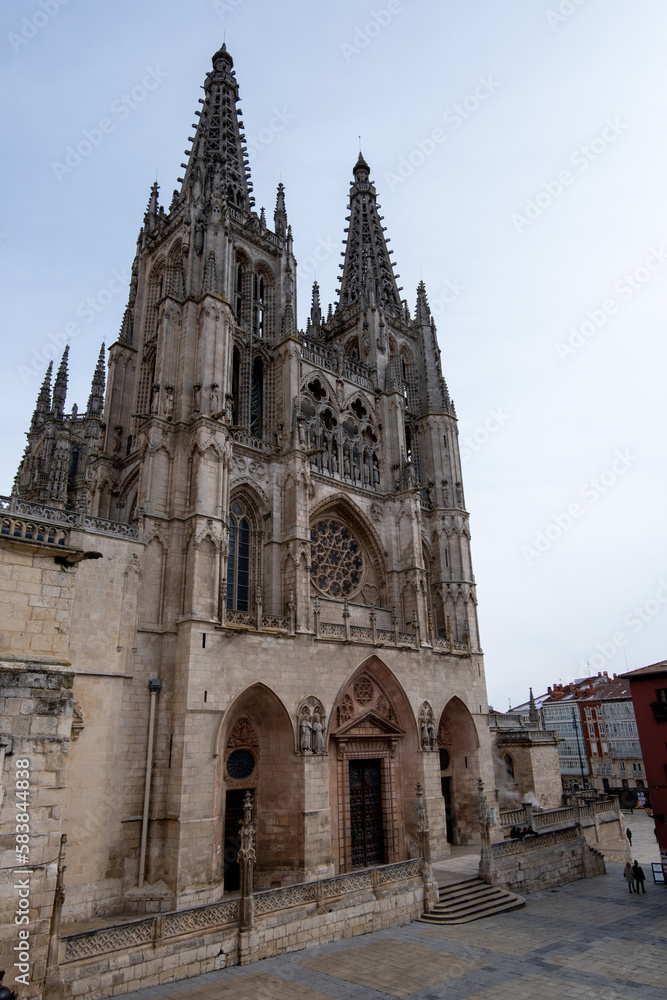 Puerta principal de la Catedral de Burgos vista desde abajo con las vidrieras y las columnas en lo alto.