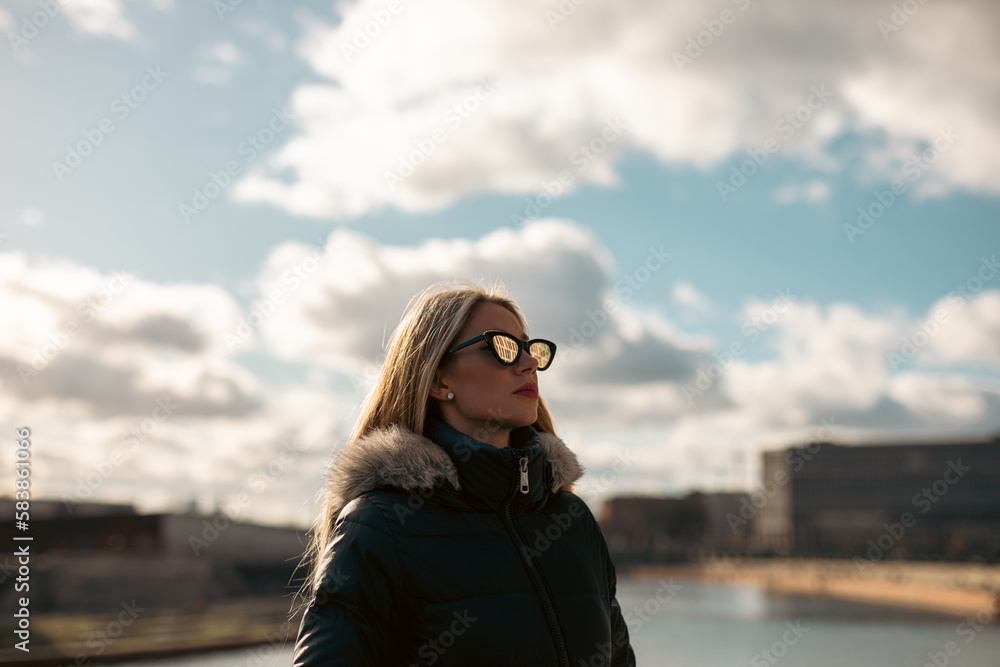 Wunerschöne Frau im Pink Rosa Anzug im Futuristisch Zukunft Technologie Gewölbe Berlin Deutschland Wunerschöne Frau im Pink Rosa Anzug im Futuristisch Zukunft Technologie Gewölbe Berlin Deutschland
