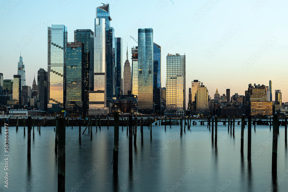 Fototapeta premium city skyline at dusk