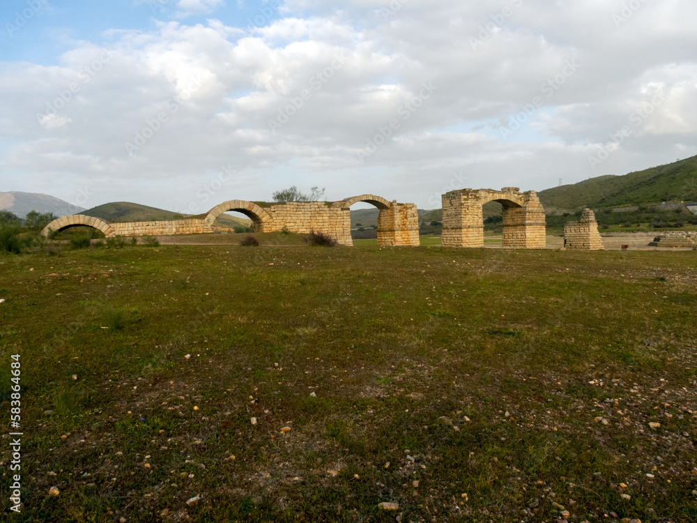 Puente romano de Alconétar (siglo II). En ruinas. Cáceres, Extremadura, España.