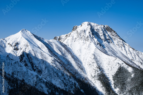 美しき冬の山 © Casey