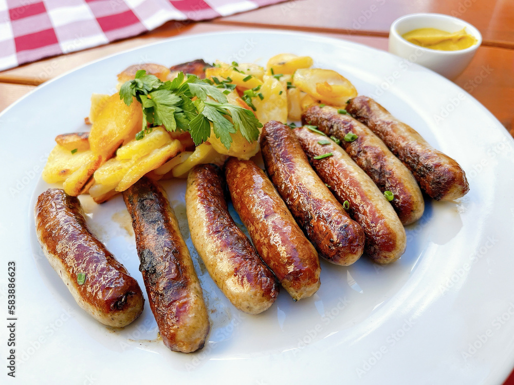 Nürnberger Rostbratwürste mit Bratkartoffeln und Senf Nürnberger Rostbratwürste mit Bratkartoffeln und Senf