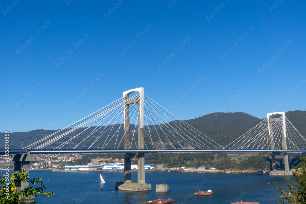 Vista panorámica del puente de Rande en la ría de Vigo. Galicia, España.