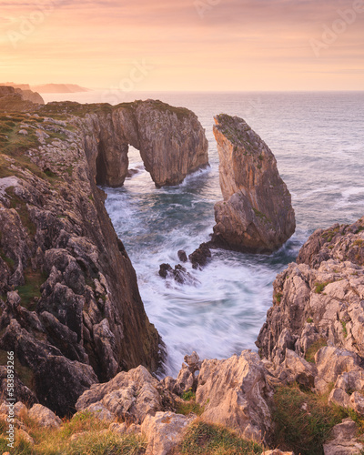 Playa, roca y acantilado cantábrico al amanecer