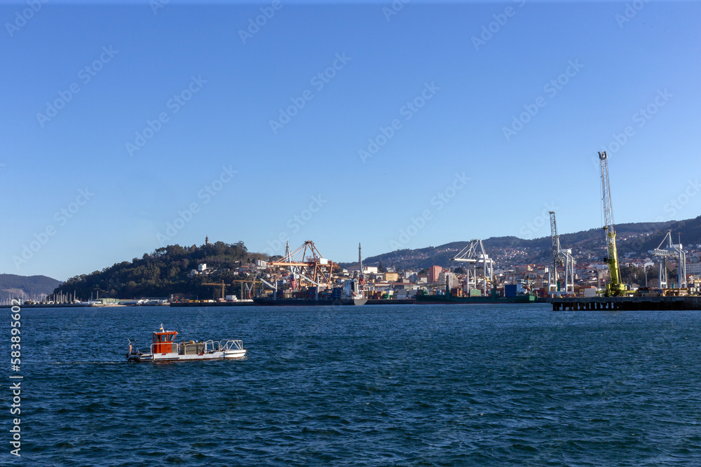 Vista de la ría de Vigo y su puerto. Galicia, España.