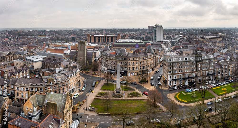Aerial view of the Victorian architecture of Prospect Square in Harrogate - obrazy, fototapety, plakaty 