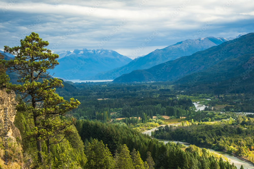 Obraz premium El Bolsón is an Argentinean town in northern Patagonia’s Río Negro province. It lies on the banks of the Río Quemquemtreu, in a valley dotted with fruit trees. Cerro Piltriquitrón