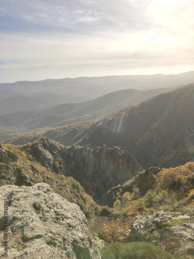 Obraz premium les montagnes et les rayons du soleil, arrête rocheuse