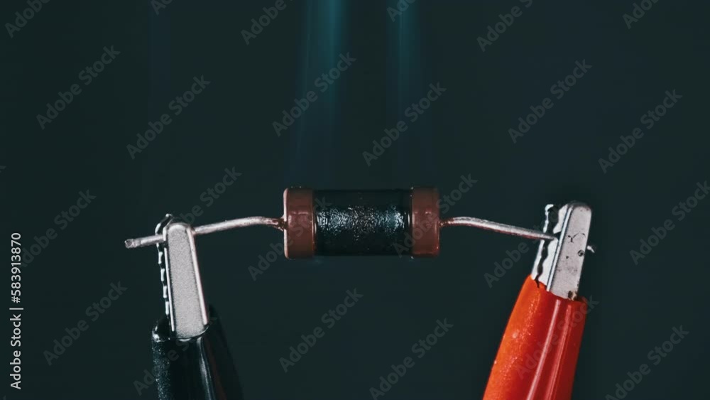 Stockvideon The resistor heats up with smoke under a high current