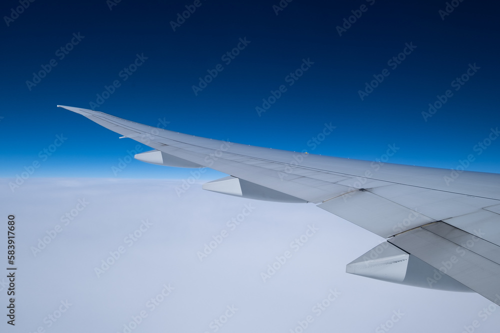 jet airliner Flügel vor blauem Himmel jet airliner Flügel vor blauem Himmel