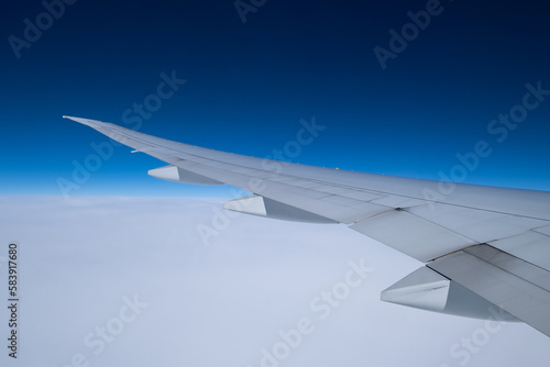 jet airliner Flügel vor blauem Himmel 