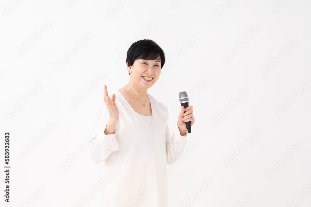 Fototapeta premium マイクを持つ女性 カラオケ 講演