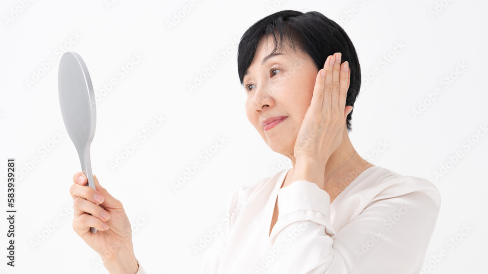 笑顔で鏡を見る女性　ミドル　シニア