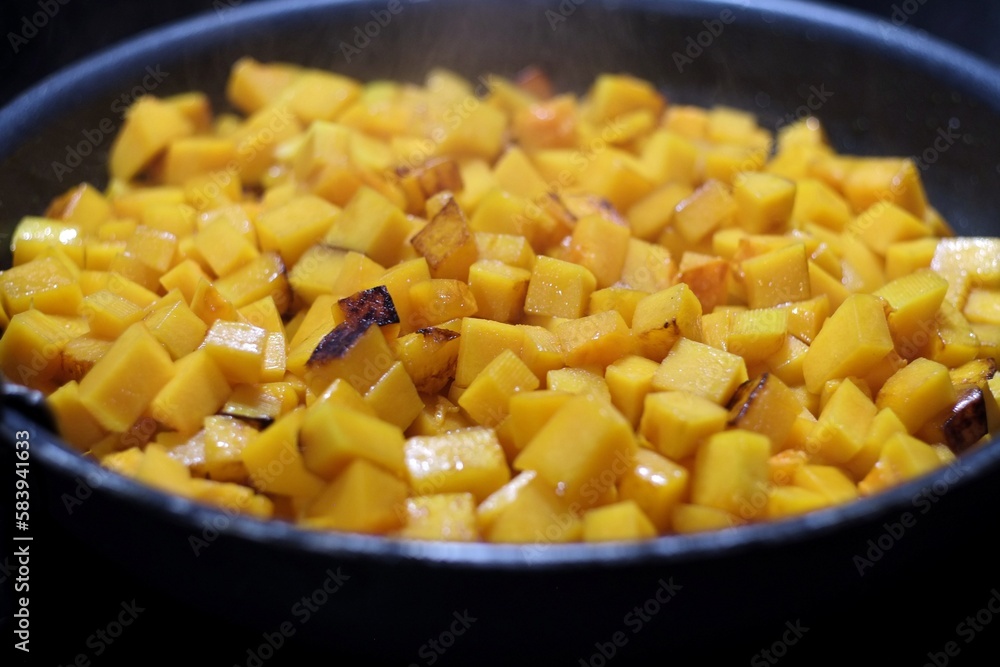 Légumes dans une poêle. Légumes dans une poêle.