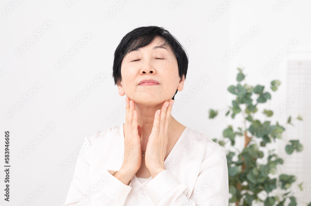 肌の調子を確認する女性　美容　ビューティー