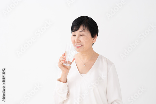 水を飲む女性 健康 ビューティー