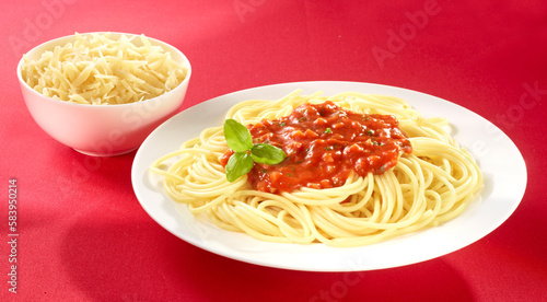 Spaghetti Bolognese auf rotem Fond