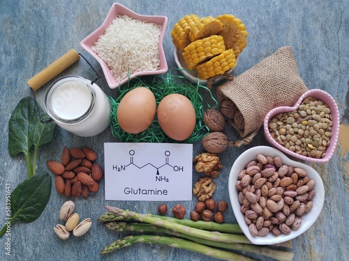 Cuadro en lienzo Foods rich in glutamine with structural chemical formula of glutamine