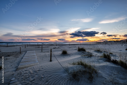 Pasarela de madera en una desértica playa con un precioso cielo. © fotosconchris.com