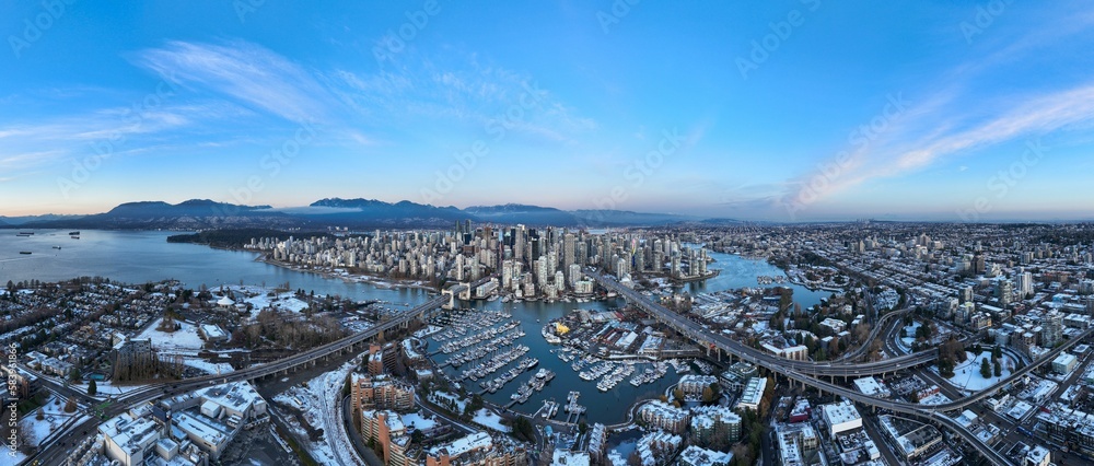 Obraz premium Panoramic shot of the beautiful Vancouver city in Canada with many skyscrapers during the winter
