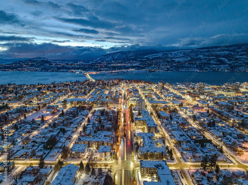 Naklejka premium Drone shot of buildings in Kelowna, British Columbia, Canada in the evening