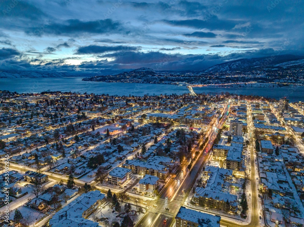 Obraz premium Drone shot of buildings in Kelowna, British Columbia, Canada in the evening