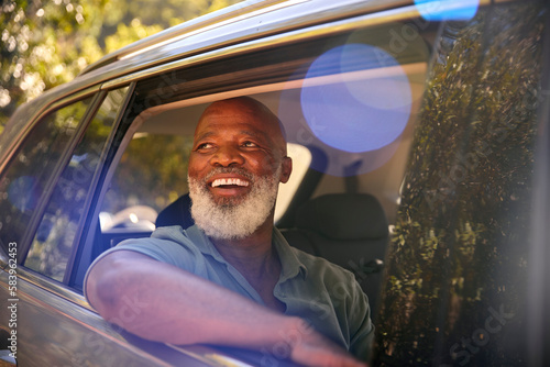 Foto Smiling Senior Male Passenger Looking Out Of Back Seat Car Window Enjoying Day T