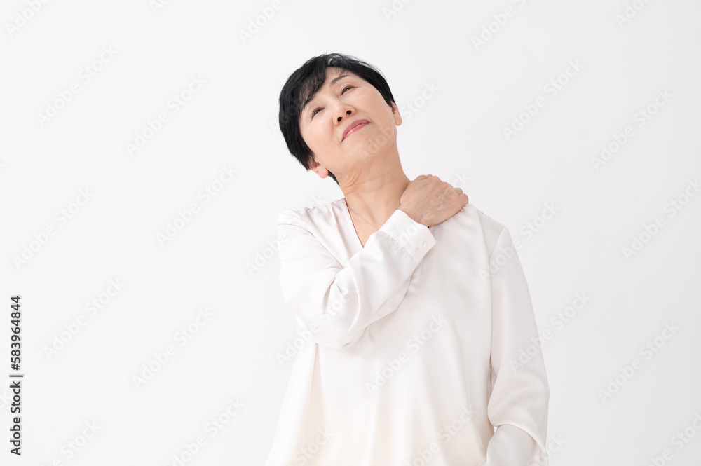 肩こりに悩むシニア女性 肩こりに悩むシニア女性