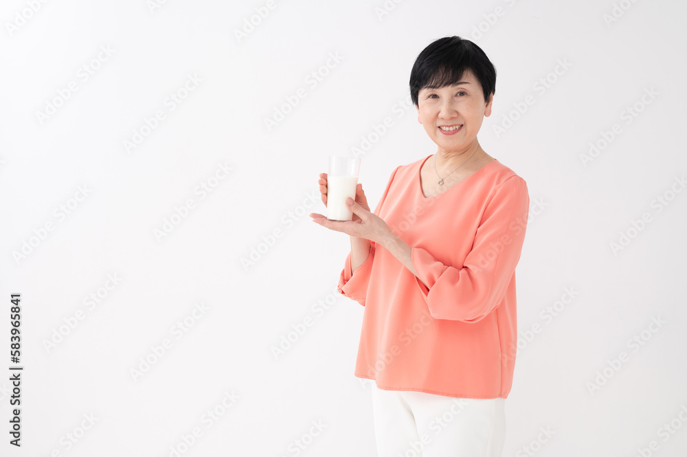 牛乳を持つ女性　シニア　健康
