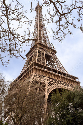 Fototapeta Naklejka Na Ścianę i Meble -  Vertical shot of the Eiffel tower in Paris, France in cloudy sky background