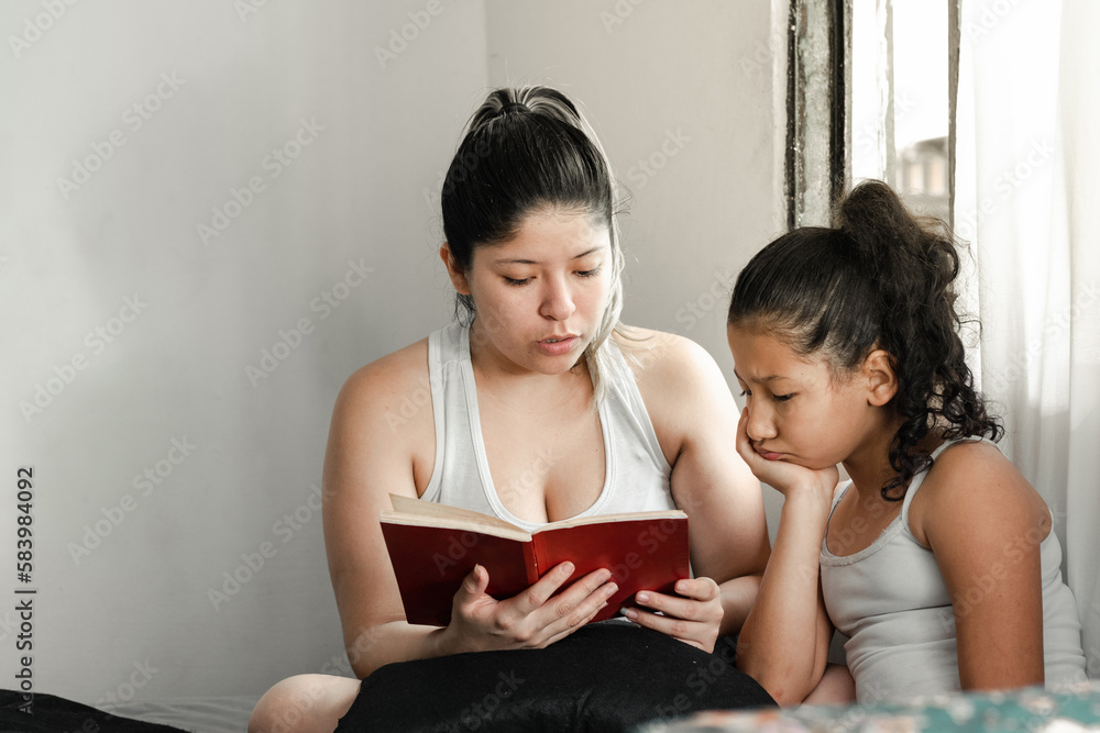 madre latina leyendo un cuento a su hija, niñita morena, aburrida mirando hacia abajo