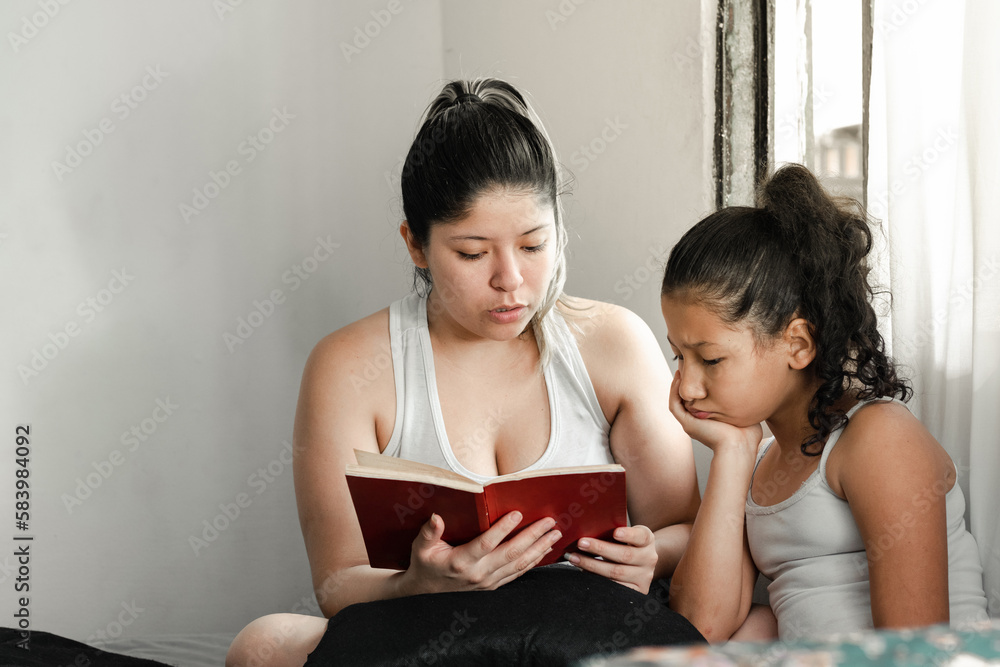 madre latina leyendo un cuento a su hija, niñita morena, aburrida mirando hacia abajo madre latina leyendo un cuento a su hija, niñita morena, aburrida mirando hacia abajo
