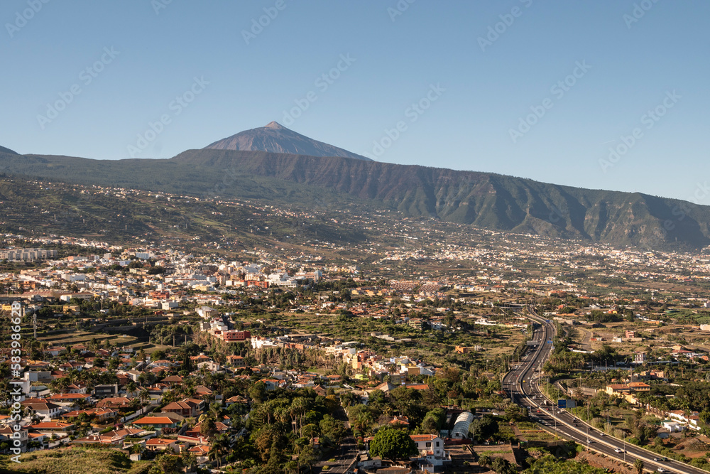 Vista del Teide desde el pueblo de la Orotava en Tenerife. Islas Canarias.