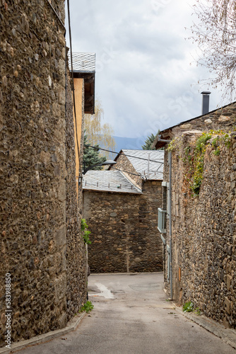 Calle de pueblo pirineo