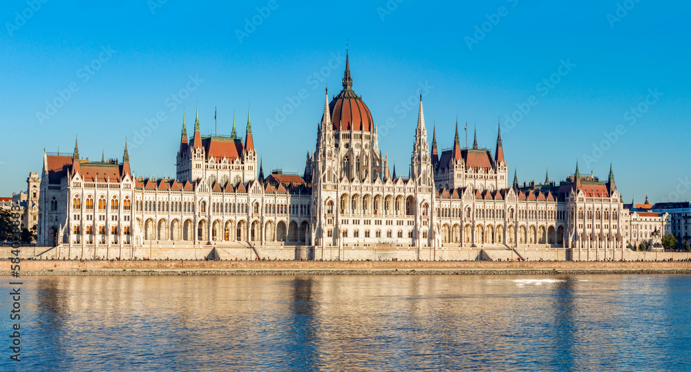 Obraz premium Hungarian parliament building at sunset in Budapest, Hungary
