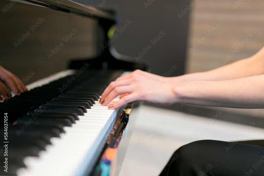 Obraz premium Midsection Of Woman Playing Grand Piano