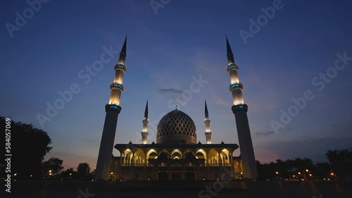 Masjid Sultan Salahuddin Abdul Aziz Shah - The Blue Mosque. Biggest Mosque in Southeast Asia, Shah Alam, Malaysia. (time-lapse)