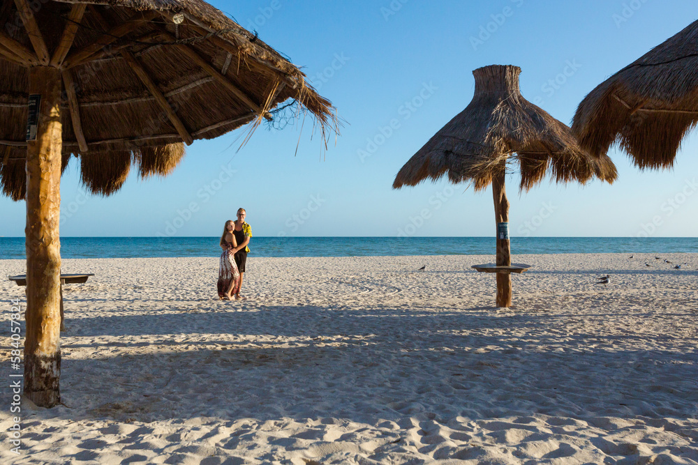 Fotografie Happy Couple in Progreso beach in Mexico
