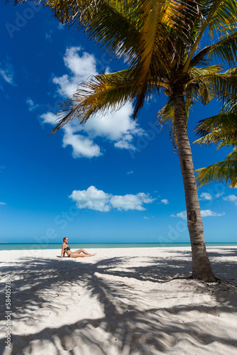 Fototapeta Naklejka Na Ścianę i Meble -  Woman in Progreso beach in Mexico