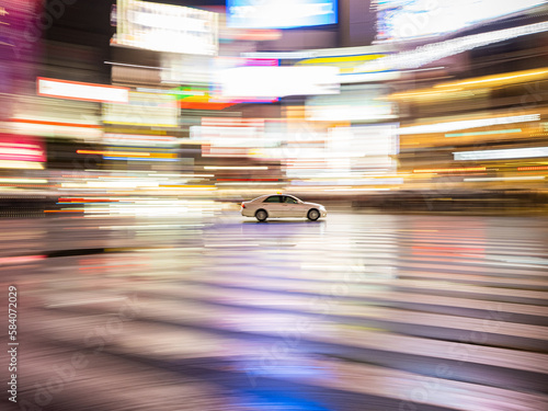 夜に街を走り抜ける車