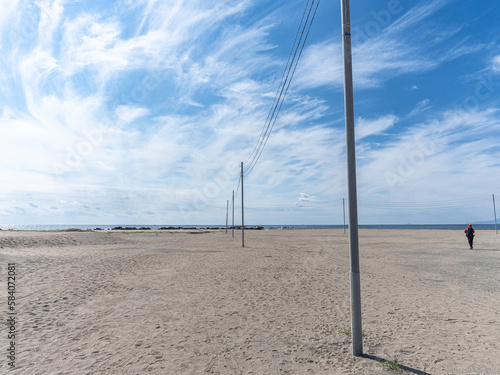砂浜の電柱