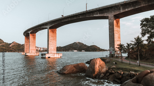Terceira Ponte, Vitória-Vila Velha, ES: ponte estaiada de 55 metros de altura, com 3.324 metros de extensão. Liga as duas cidades e é um marco na paisagem da região.