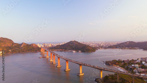 Terceira Ponte  Vit  ria-Vila Velha  ES  ponte estaiada de 55 metros de altura  com 3.324 metros de extens  o. Liga as duas cidades e    um marco na paisagem da regi  o.
