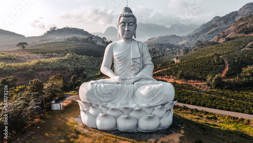 O Mosteiro Zen Budista em Ibiraçu, ES é um lugar de retiro espiritual com práticas de meditação e contemplação. Possui uma estátua do Buda de 35 metros de altura, que representa a paz e sabedoria. 