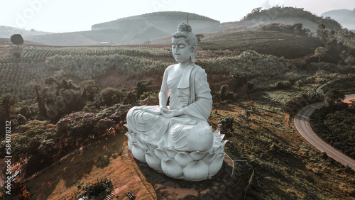 O Mosteiro Zen Budista em Ibiraçu, ES é um lugar de retiro espiritual com práticas de meditação e contemplação. Possui uma estátua do Buda de 35 metros de altura, que representa a paz e sabedoria. 